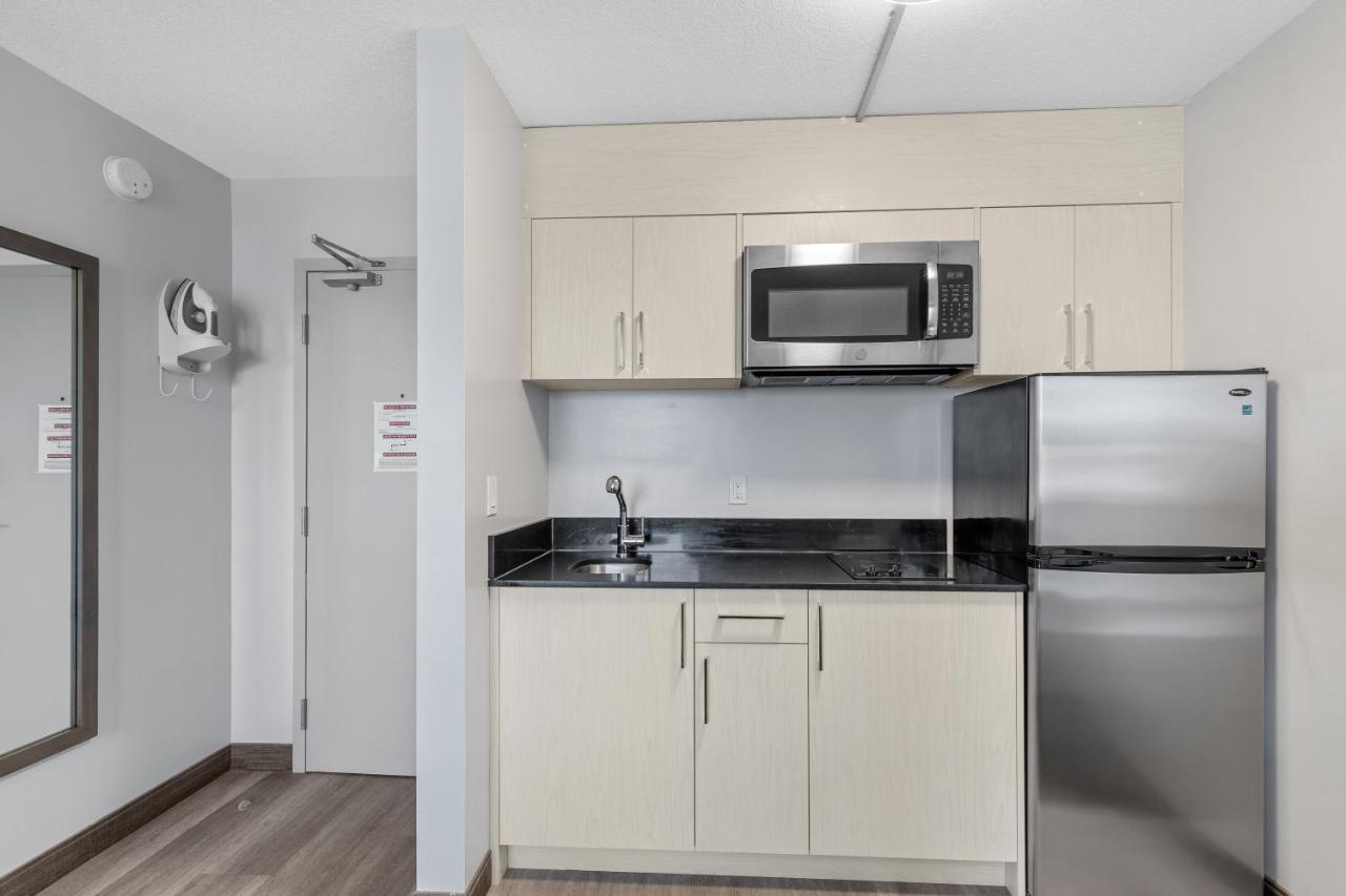Emerald Hotel & Suites Calgary Airport Extérieur photo