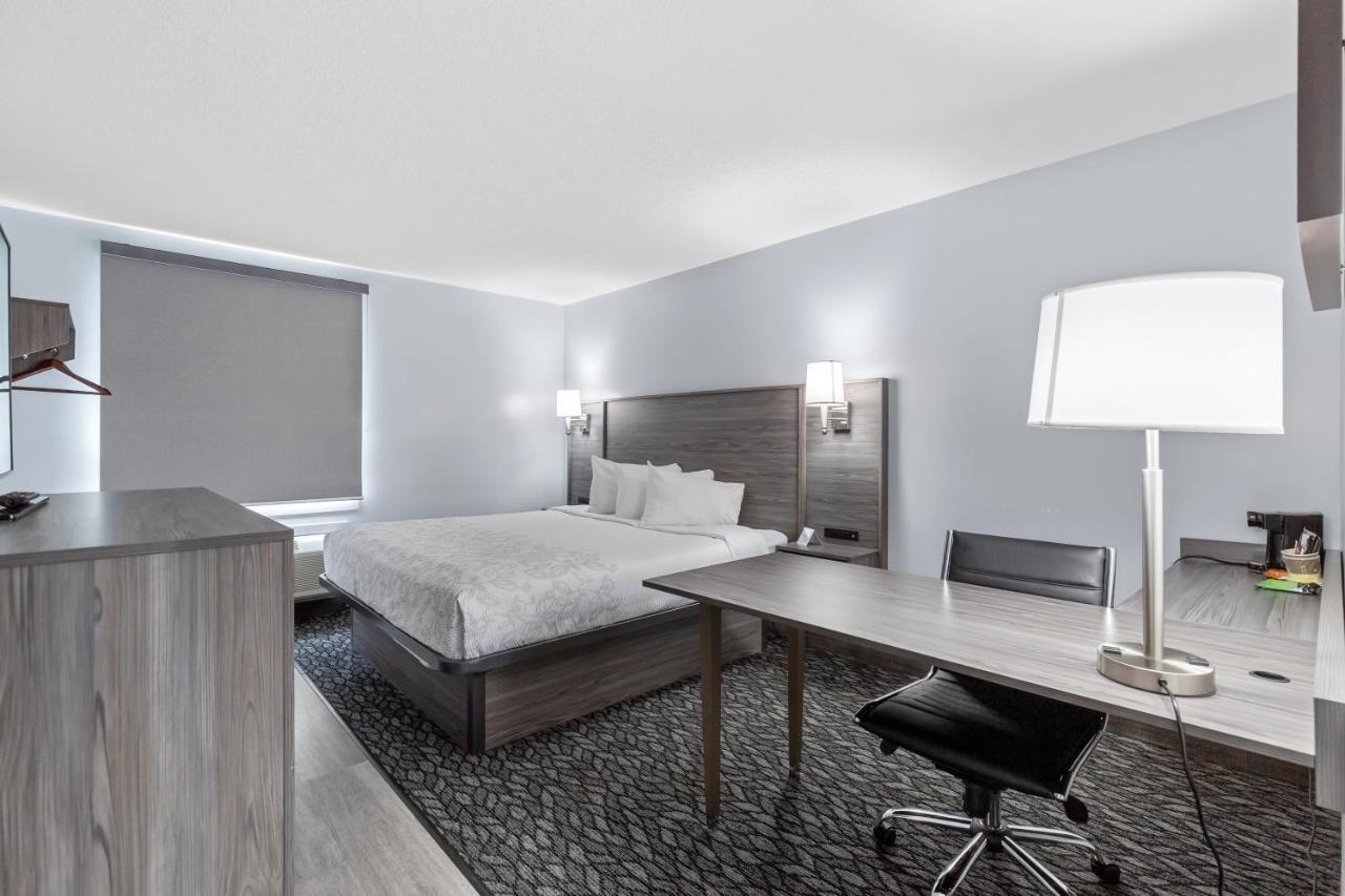 Emerald Hotel & Suites Calgary Airport Extérieur photo