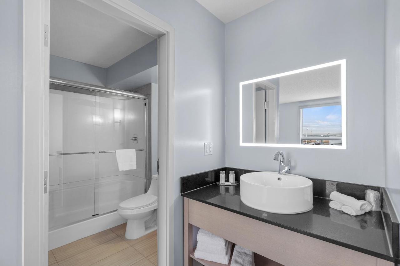 Emerald Hotel & Suites Calgary Airport Extérieur photo