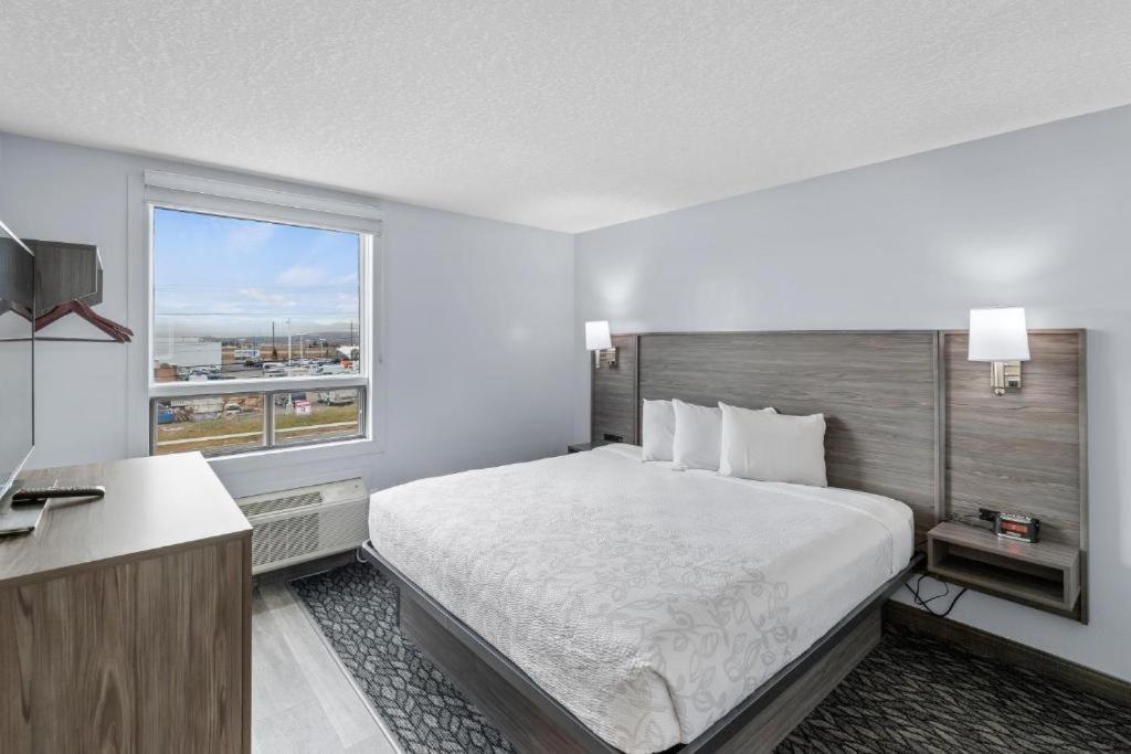 Emerald Hotel & Suites Calgary Airport Extérieur photo