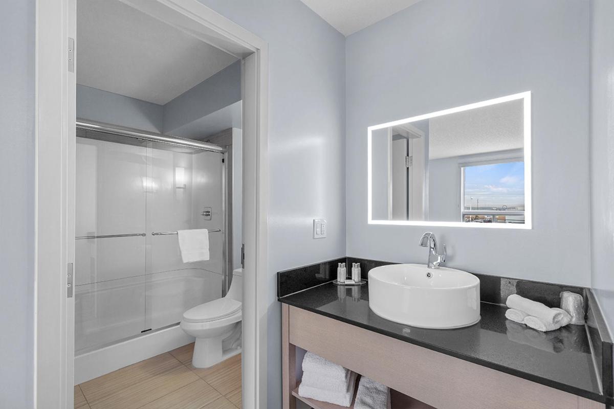 Emerald Hotel & Suites Calgary Airport Extérieur photo