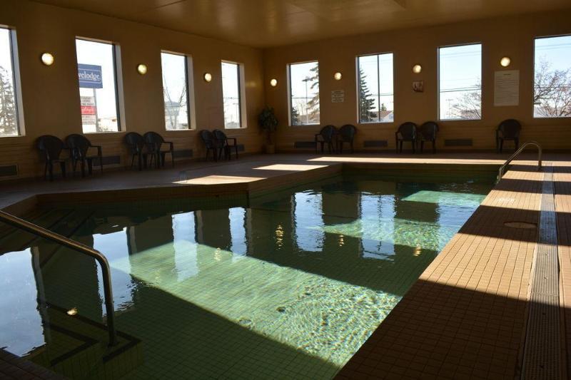 Emerald Hotel & Suites Calgary Airport Extérieur photo