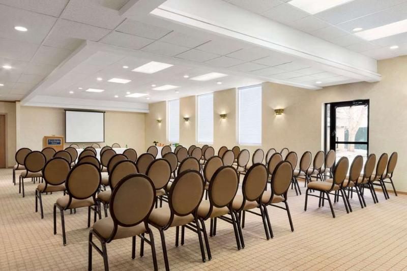 Emerald Hotel & Suites Calgary Airport Extérieur photo